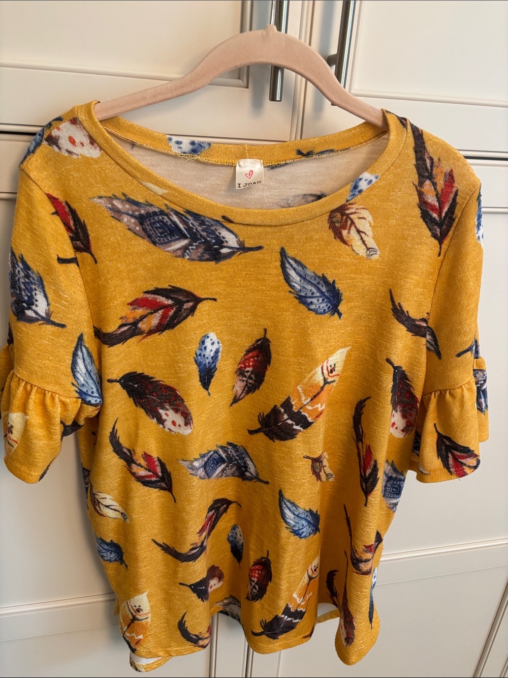 I Joah Mustard Feather-Print Short Sleeve Ruffle Tee. L